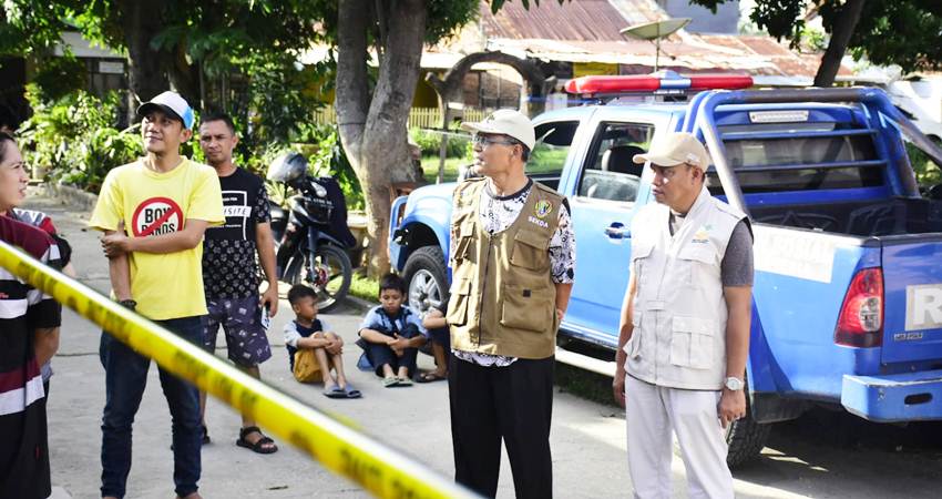 Sekda Kota Gorontalo, Ismail Madjid tengah melihat kondisi rumah yang tertimpa musibah kebakaran, Sabtu (16/3/2024). (Foto: Prokopim)