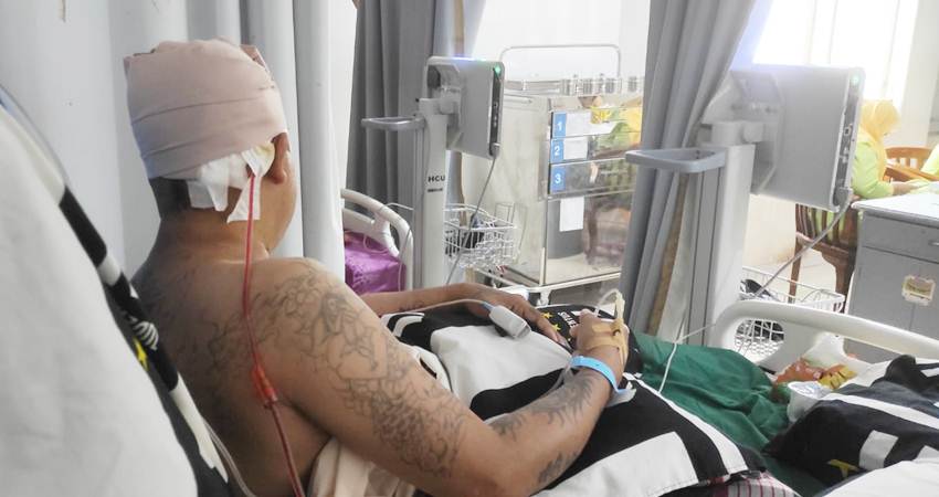 Korban pembacokan AHSH alias Kojek dengan kondisi kepala diperban akibat robek kena sabetan sajam saat menjalani perawatan intensif di RSAS Kota Gorontalo, Rabu (20/3/24). (Foto: Roy/Gorontalo Post).