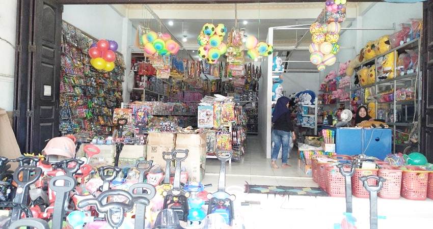 Salah satu toko mainan di Jl. HB. Jassin Kota Gorontalo.