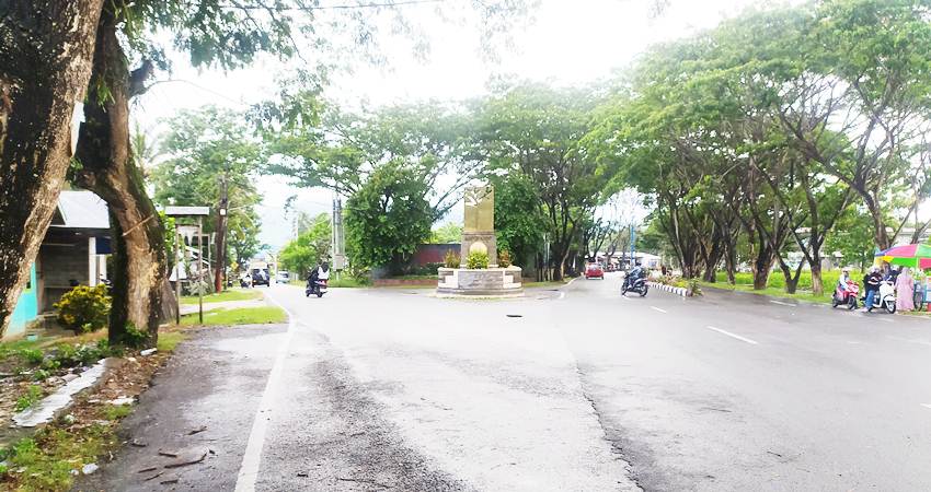 kondisi lingkungan jalan yang asri disekitar simpang tugu Adipura di Bone Bolango. (Foto Caisar/GP)
