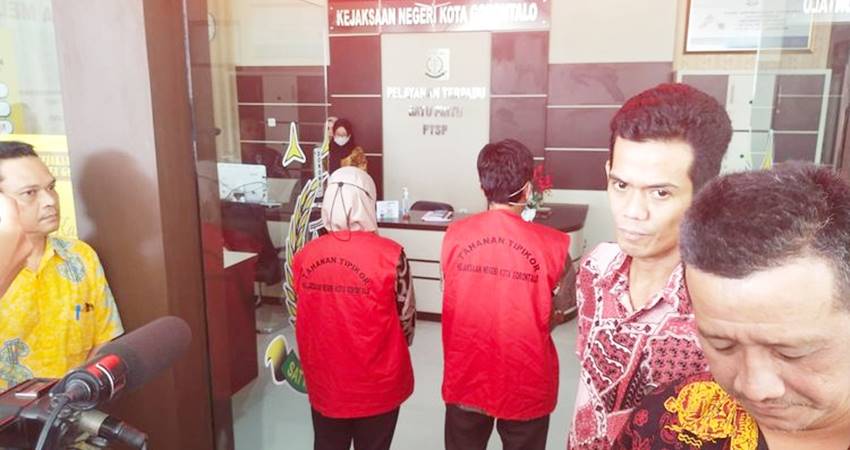 MASUK BUI : Dua dari tiga pejabata Dinas PUPR Kota Gorontalo yang digiring ke penjara setelah ditetapkan tersangka dugaan korupsi proyek SPAM Dungingi, Kota Gorontalo, Jumat (22/3).