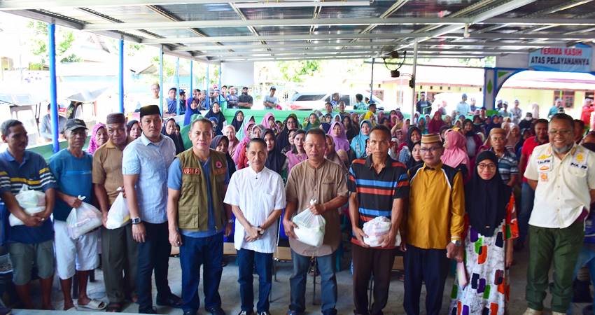 FOSE. Bupati Gorontalo saat foto bersama dengan warga penerima sembako di Desa Bunggalo Kecamatan Telaga Jaya.