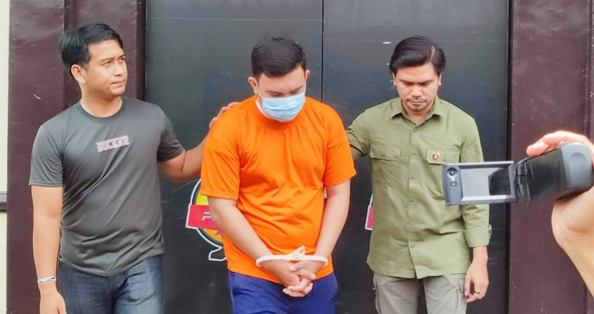 RE alias Icad (30) oknum pegawai BMKG Kelas IV Gorontalo yang ditahan atas perbuatannya yang nekat dan ketahuan merekam wanita rekan kerjanya menggunakan handphone di toilet kantor.