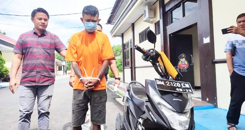 Tersangka dugaan penipuan dan penggelapan saat diamankan ke Mapolres Bone Bolango untuk proses penyelidikan. (Foto: Natha/Gorontalo Post)