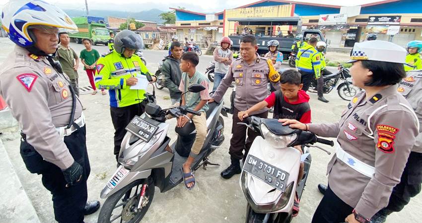Kabag Ops, Kompol Suharjo beserta Kasat Lantas, AKP Supomo,S.H dan Kasubnit 2 Gakkum, Ipda Aristia Gani,S.H saat melakukan operasi lalu lintas di Kota Gorontalo. (F. Zulkifli Tampolo/ Gorontalo Post)