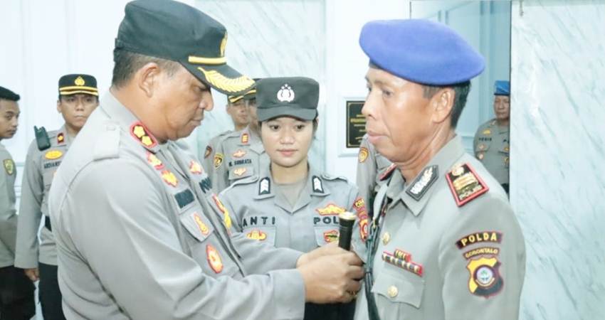 Kapolres Pohuwato, AKBP Winarno,S.H,S.I.K saat menanggalkan jabatan Kasat Polair, Polres Pohuwato.