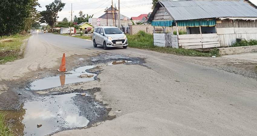 Kondisi jalan di Kecamatan Duhiadaa mengalami kerusakan yang cukup parah. (F. Zulkifli Tampolo/ Gorontalo Post)