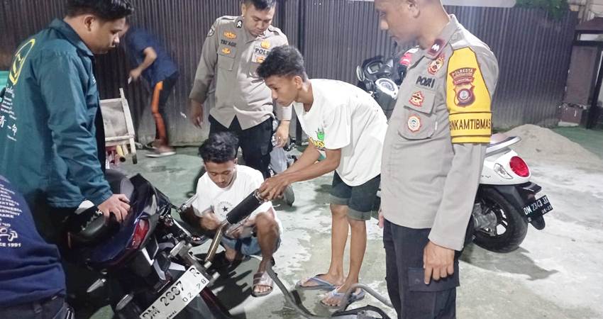 Polsek Dungingi mengamankan kendaraan yang menggunakan knalpot brong serta membubarkan remaja yang masih nongkrong pada malam hari.