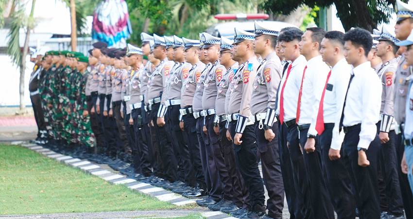 Tim gabungan TNI-POLRI serta sejumlah instansi lain saat menggelar apel Operasi Keselamatan Otanaha 2024. (Foto: Humas Polda Gorontalo).
