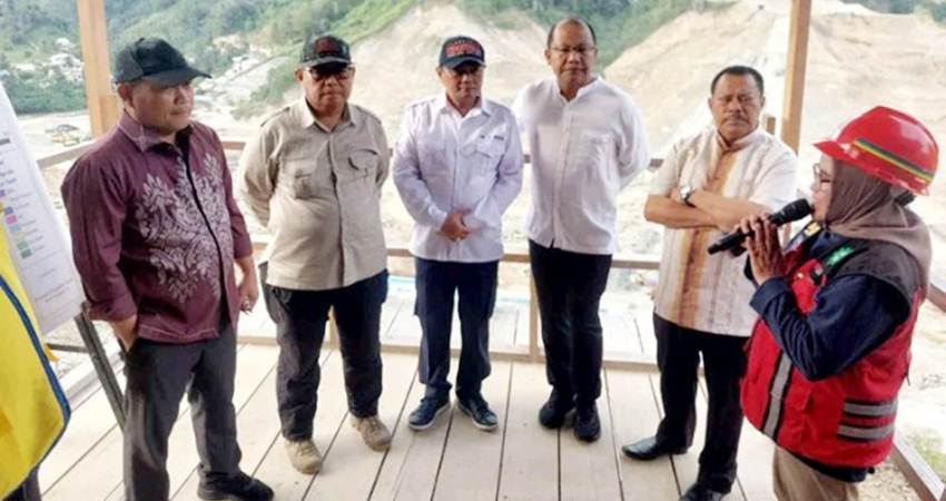 Ketua Deprov Gorontalo Paris Jusuf bersama Penjabat Gubernur Gorontalo, dan sejumlah pejabat Pemprov mendengarkan paparan progres pekerjaan Bendungan Bulango Ulu, Bone Bolango, Sabtu (16/3). (Foto: Humas)