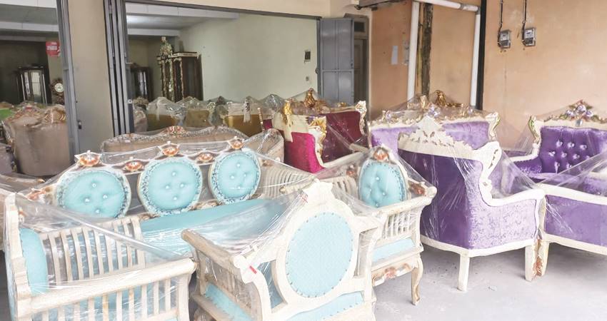 Beberapa kursi yang ada di salah satu mebel.