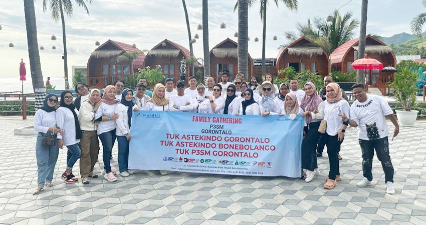 Foto bersama tim TUK Astekindo Gorontalo, TUK Astekindo Bone Bolango, TUK P3SM Gorontalo, asesor, mitra dan keluarga pada acara family gathering yang digelar di Shava Beach Resort, Ahad (3/3/2024).