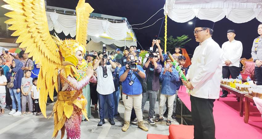 Festival obor dan karnaval budaya yang digelar Pemuda Kelurahan Molosifat W, Kota Barat, Kota Gorontalo dalam menyambut Nuzulul Quran Ramadana 1445 Hijriah. (foto : mg / gorontalo post)