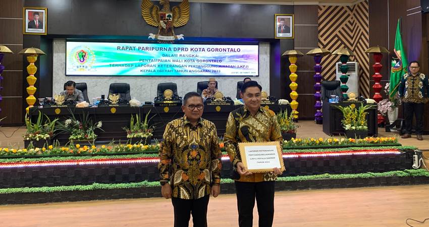 Foto bersama Ketua DRPD Kota Gorontalo, Hardi Sidiki dan Walikota Gorontalo Marten Taha setelah menerima dokumen LKPJ Kepala Daerah, Jum'at (8/3/2024) (F. Diyanti/Gorontalo Post)