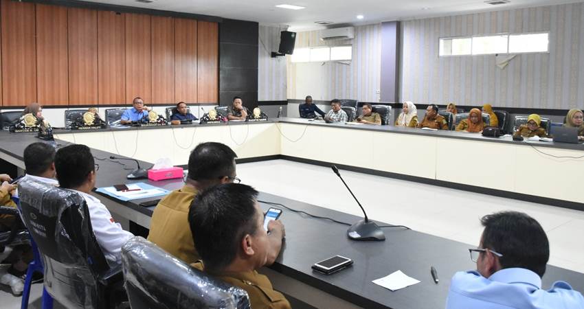 Rapat Pansus LKPJ Walikota bersama Sekda Kota Gorontalo dan OPD dilingkungan Pemerintah Kota Gorontalo, Senin (18/3/2024) (F. Diyanti/Gorontalo Post)
