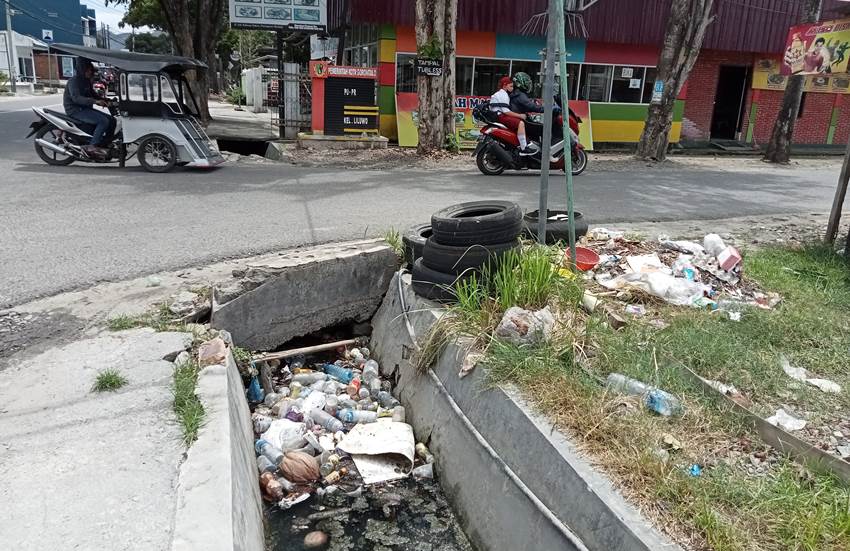 Nampak tumpukan sampah yang membuat selokan di Jalan Arif Rahman Hakim, Kelurahan Liluwo, Kecamatan Kota Tengah, Kota Gorontalo tersumbat. (F. Suci Amanah Putri Ligatu/ Magang Gorontalo Post)