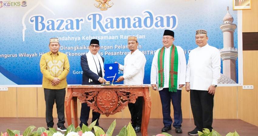 Pj Gubernur Ismail Pakaya (kiri) dan KPw BI Gorontalo Dian Nugraha (kanan) menghadiri pelantikan pengurus Hebitren Gorontalo di Galeri UMKM BI Gorontalo, Sabtu (16/3). (foto : dok/ bi gorontalo)