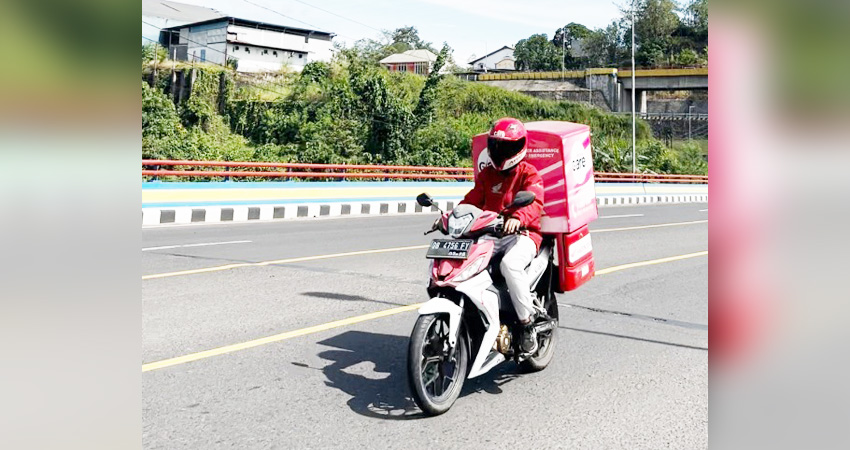 HONDA CARE : Teknisi sepeda motor honda siap memberikan layanan bagi konsumen yang sepeda motornya mengalami kendala di jalan. (foto : dok /daw)