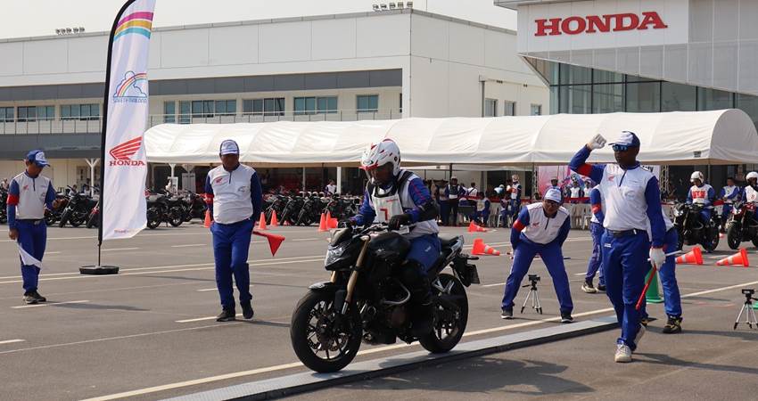 HEBAT : Edukasi keselamatan berkendara yang menjadi komitmen Astra Honda Motor dinobatkan sebagai yang terbaik di kawasan Asia-Oceania. (foto : dok / ahm)