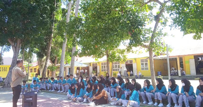 Siswa SMAN 1 Tilamuta saat menerima sosialisasi dari Dosen dan Mahasiswa Jurusan Komunikasi, Selasa (27/2/2024) (F. Istimewa)