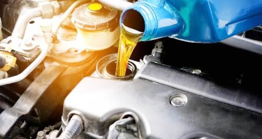 Ilustrasi: Mobil melakukan perawatan pergantian oli. (MyCar).