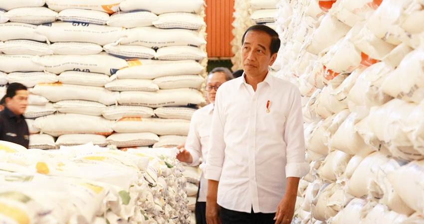 Presiden RI, Joko Widodo saat melihat gadung beras milik Bulog. Saat ini harga beras kembali naik.