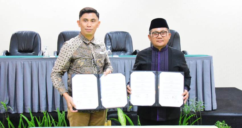 Wali Kota Gorontalo, Marten Taha dan pihak manajemen Whiz Prime Hotel ketika memperlihatkan dokumen kerjasama yang telah ditanda tangani oleh keduanya.