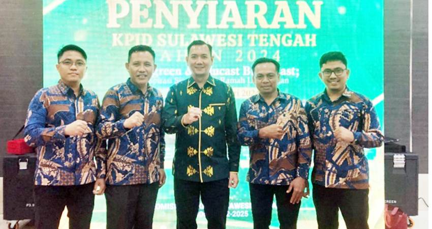 ANUGERAH PENYIARAN : Ketua KPI Pusat, Ubaidillah (tengah), bersama Ketua dan anggota KPID Gorontalo pada acara Anugerah Penyiaran KPID Sulteng, di Hotel BestWestern Coco, Kota Palu, Rabu (28/2). (foto : dok / kpid gorontalo)