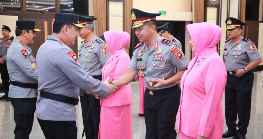 NAIK PANGKAT : Kapolri Jenderal Polisi Listyo Sigit Prabowo memberikan ucapan selamat kepada Kapolda Gorontalo Irjen Pol Pudji Prasetijanto Hadi usai upacara Koprs Raport di Mabes Polri, Rabu (27/3). (foto : dok / polri)