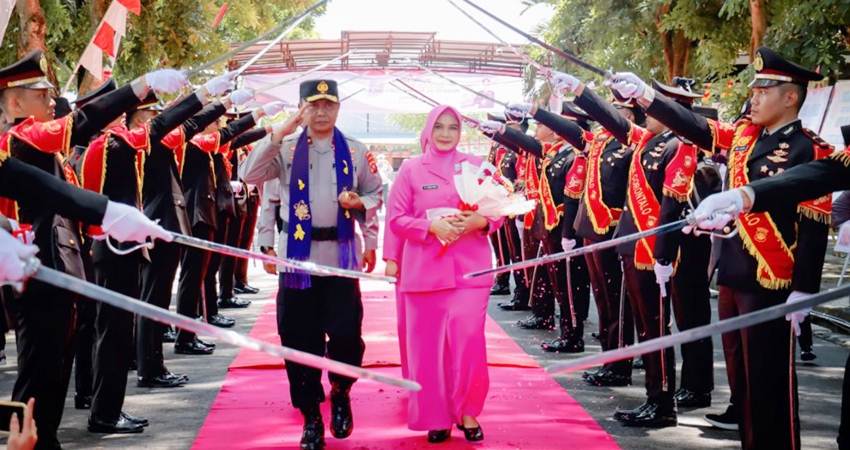 SELAMAT BERTUGAS : Kapolda Gorontalo yang baru Irjen Pol Pudji Prasetijanto Hadi, bersama istri disambut pedangpora saat tiba di Mapolda Gorontalo, Ahad (3/3). (foto " tribratanews)