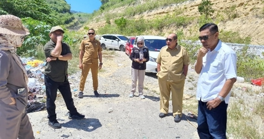 Kunjungan Komisi I Deprov Gorontalo meninjau proyek jalan Iluta-Piloladaa, awal pekan ini. (Pendamping)