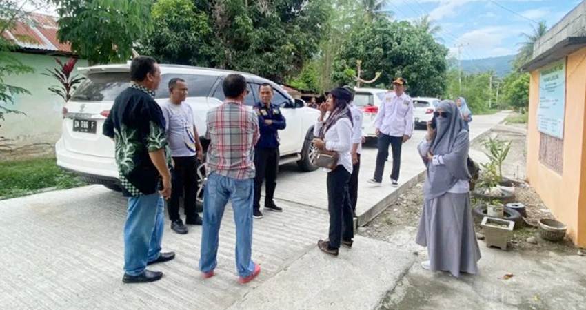 Kunjungan Komisi III Deprov Gorontalo meninjau pekerjaan jalan akses desa yang dibiayai APBD-P Provinsi 2023 di desa Bubeya Tinelo, Kecamatan Suwawa, Bone Bolango, Rabu (27/3). (Pendamping)