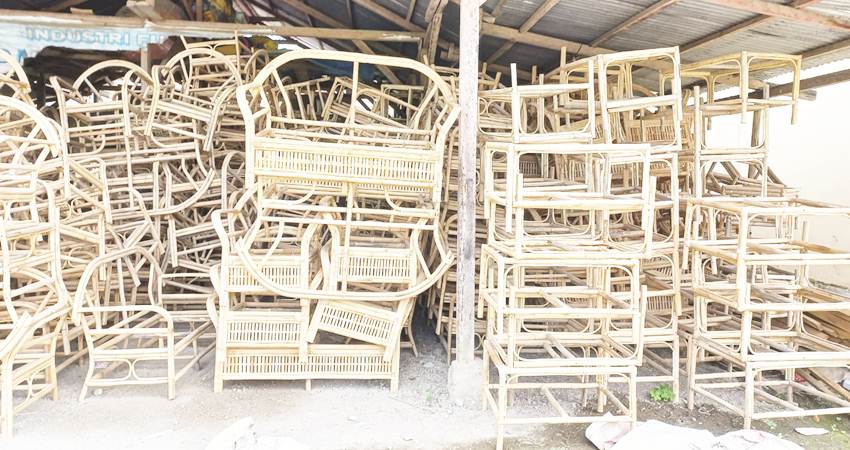 Kerajinan kursi rotan di Kabupaten Gorontalo.