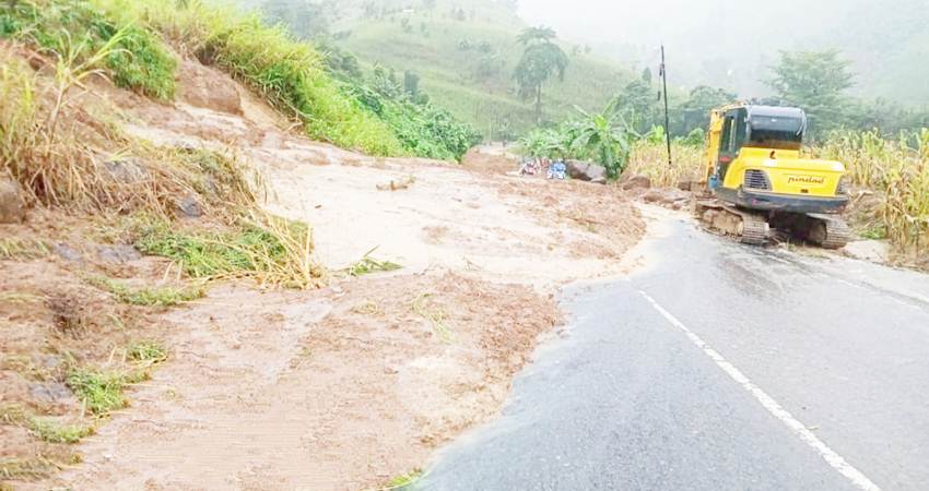 WASPADA BENCANA : Sebuah alat berat membereskan material longsor yang menutupi akses jalan trans sulawesi di ruas jalan Bulontio -Tolinggula, Kabupaten Gorontalo Utara. Kondisi ini membuat akses Gorontalo-Buol terputus, Kamis (6/3). (foto : dok / bpjn gorontalo)