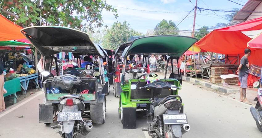 BENTOR - Deretan bentor nampak diparkir sembarangan yang sudah memakan hampir separuh badan jalan Tondano khususnya di kawasan pasar terminal 42 Kota Gorontalo, Rabu (21/2/2024). (Foto: Roy/Gorontalo Post).