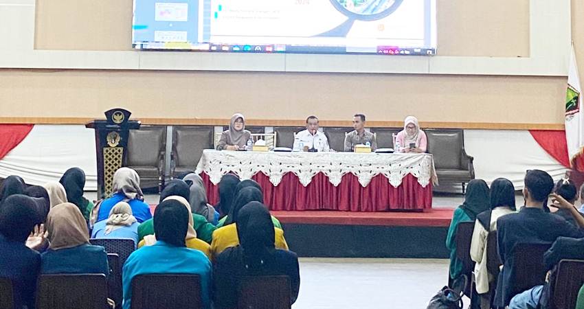 SILATURAHMI Mahasiswa program pertukaran mahasiswa dari 48 perguruan tinggi di Indonesia, di aula rumah dinas Wali Kota, Rabu (6/3). (foto : mg10/gorontalopost)