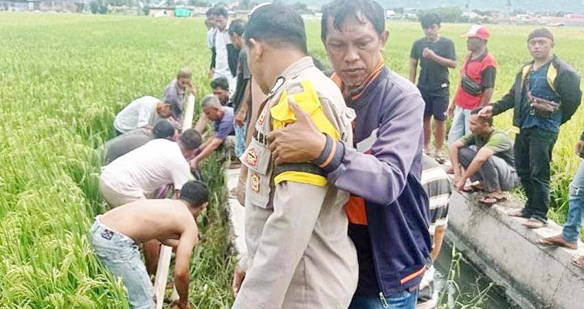 Proses evakuasi seorang petani yang ditemukan meninggal dunia di Area Persawahan Kelurahan Liluwo, Kota Gorontalo.