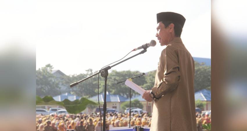 BERSIAP. Bupati Gorontalo mengharapkan kepada sleuruh masyarakat yang ingin masuk CPNS untuk bersiap diri. Ini dikatakan saat melakukan apel dihadapan aparutur sipil negara belum lama ini.