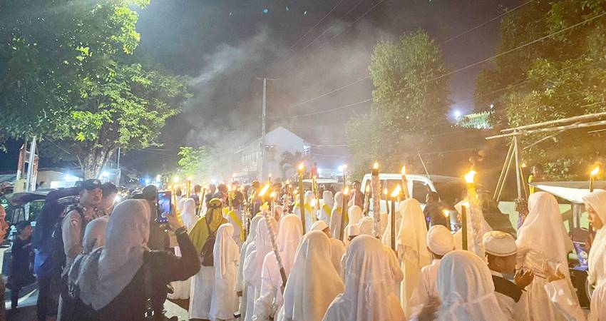 Antusias masyarakat saat melaksanakan pawai obor untuk menyambut malam Nuzulul Qur'an, Senin (25/3/2024) (F.Diyanti/Gorontalo Post)