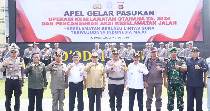 Ketua Deprov Gorontalo, Paris Jusuf foto bersama pada apel gelar pasukan operasi keselamatan Otanaha di halaman Mapolda Gorontalo, Sabtu (2/3).