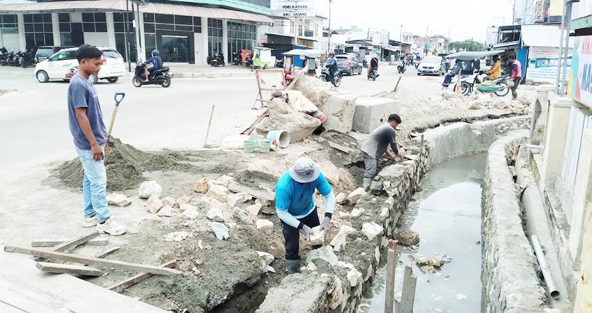 Para pekerja proyek revitalisasi eks Jalan Panjaitan tengah beraktivitas melaksanakan pekerjaan proyek tersebut.