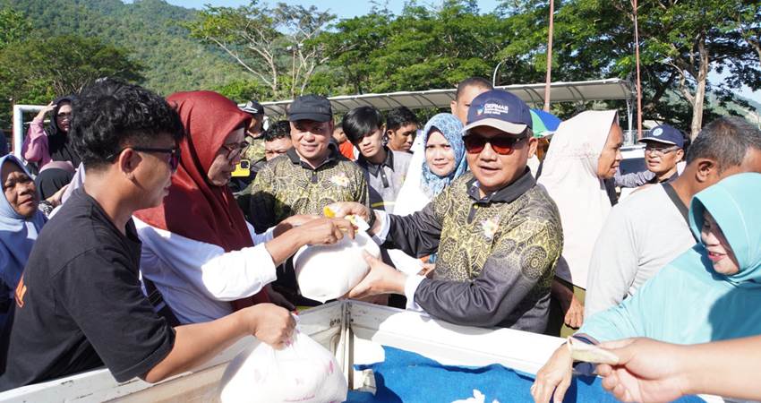 Wali Kota Gorontalo, Marten Taha tengah melayani warga yang membeli beras di pasar murah yang diselenggarakan Pemerintah Kota Gorontalo pada pencanangan HUT ke-296 Kota Gorontalo, Senin (4/3/2024). (Foto: Prokopim)