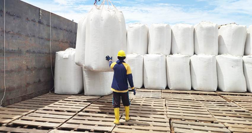 Salah satu karyawan PT. Biomasa Jaya Abadi (BJA) sedang mengatur barang hasil produksi..