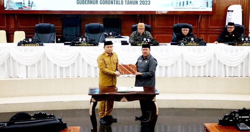 Ketua Deprov Gorontalo Paris Jusuf menyerahkan rekomendasi Pansus atas LKPJ Gubernur 2023 ke Penjagub Ismail Pakaya, dalam rapat paripurna, kemarin (25/3). (Humas)