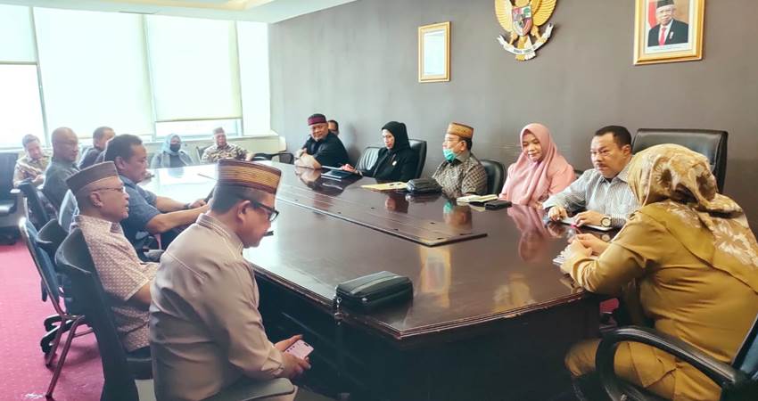 Pansus Deprov Gorontalo yang membahas LKPJ Gubernur 2023 mendatangi Kemendagri meminta masukan terkait penyusunan rekomendasi LKPJ, kemarin (18/3). Rombongan dipimpin langsung Ketua Deprov Paris Jusuf. (Pendamping pansus)