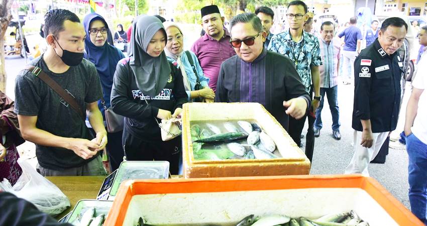 Wali Kota Gorontalo, Marten Taha ketika melihat secara dekat bahan pokok yang dijual di pasar murah yang dilaksanakan di halaman depan kantor wali kota, Jumat (22/3/2024). (Foto: Prokopim)