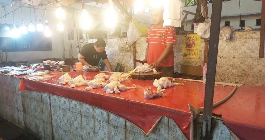 MENJELANG RAMADAN : Penjualan daging ayam makin laris, kendati harganya teus meningkat dalam sebulan terakhir. (foto : gorontalo post)