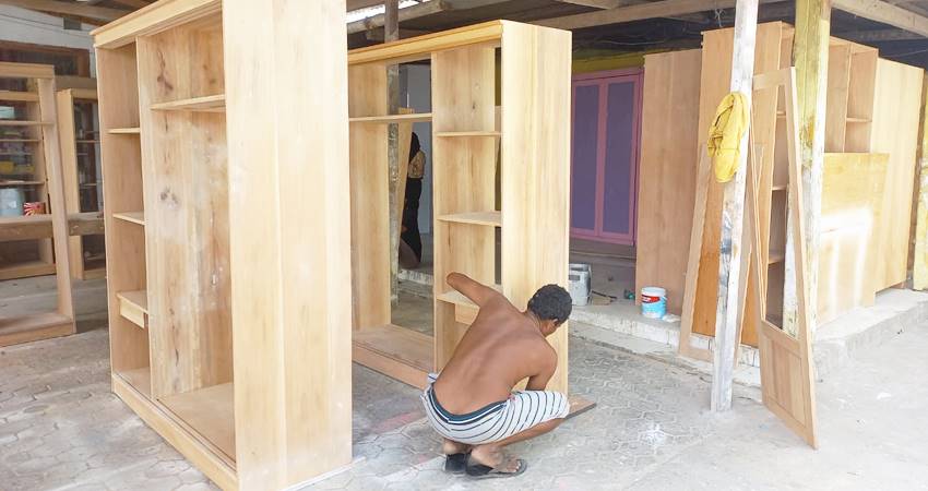 Perajin mebel lemari kayu yang ada di Kota Gorontalo.