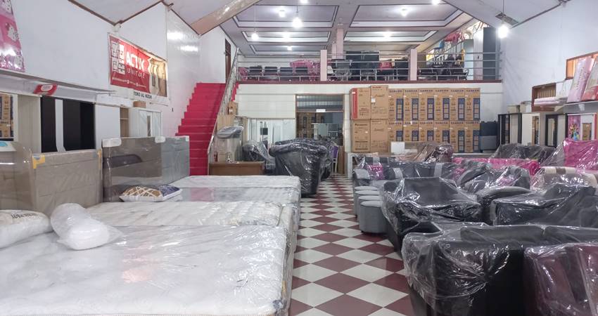 Perabotan rumah yang ada di salah satu toko.