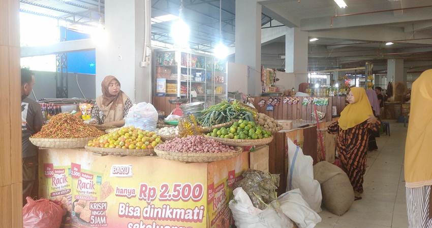 Aktivitas perdagangan di Pasar Sentral. Perdagangan menjadi salah satu faktor pertumbuhan ekonomi di Kota Gorontalo.